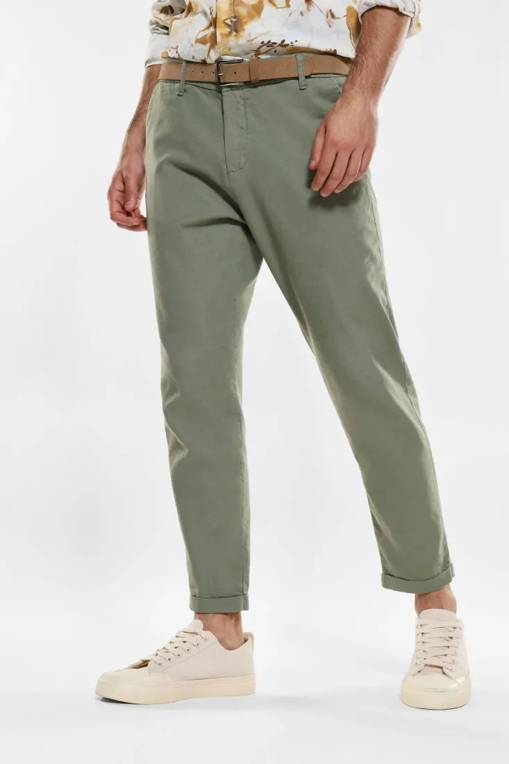 Pantaloni slim-fit con tasche verticali e orlo inferiore risvoltato