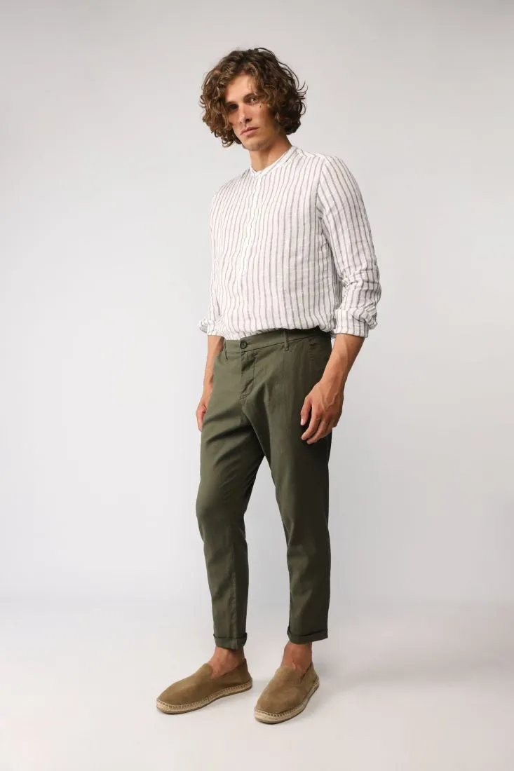 Pantaloni slim-fit monocolour con orli risvoltati