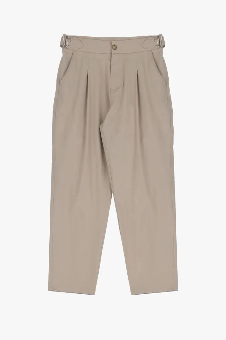 Pantaloni straight con cinghie in vita e pinces