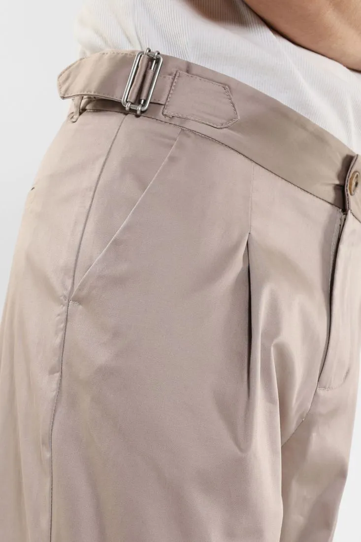 Pantaloni straight con cinghie in vita e pinces