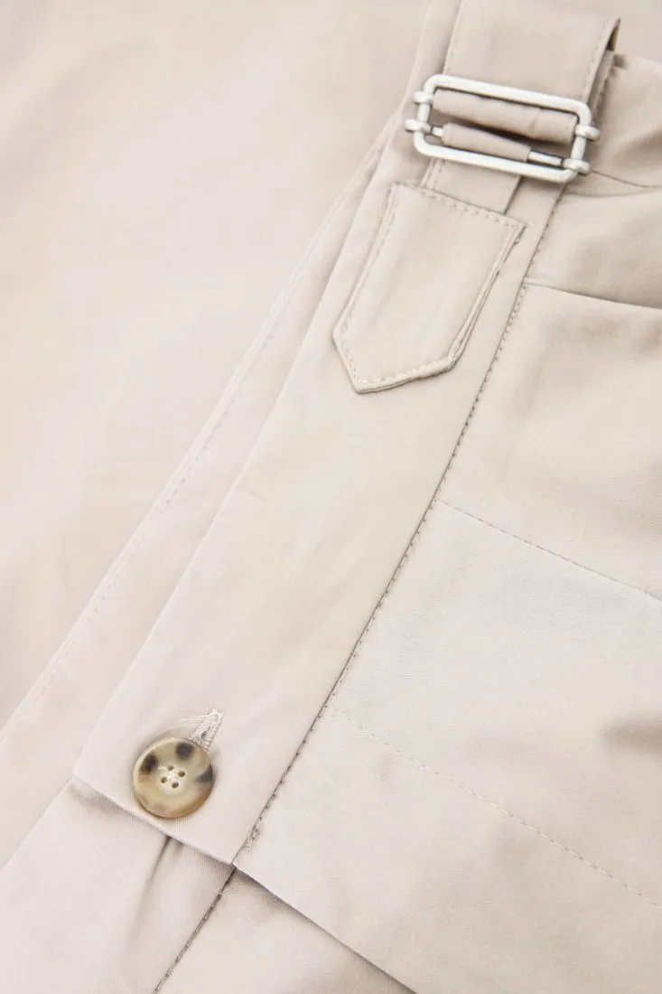 Pantaloni straight con cinghie in vita e pinces