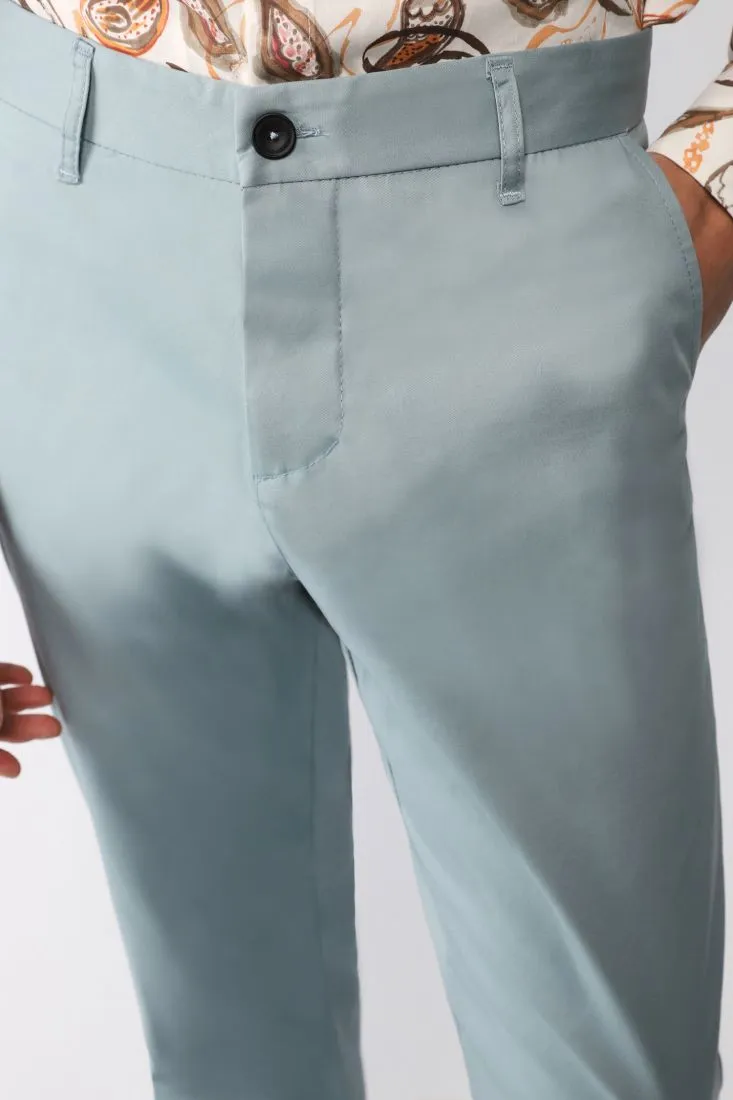 Pantaloni straight monocolour con orli risvoltati