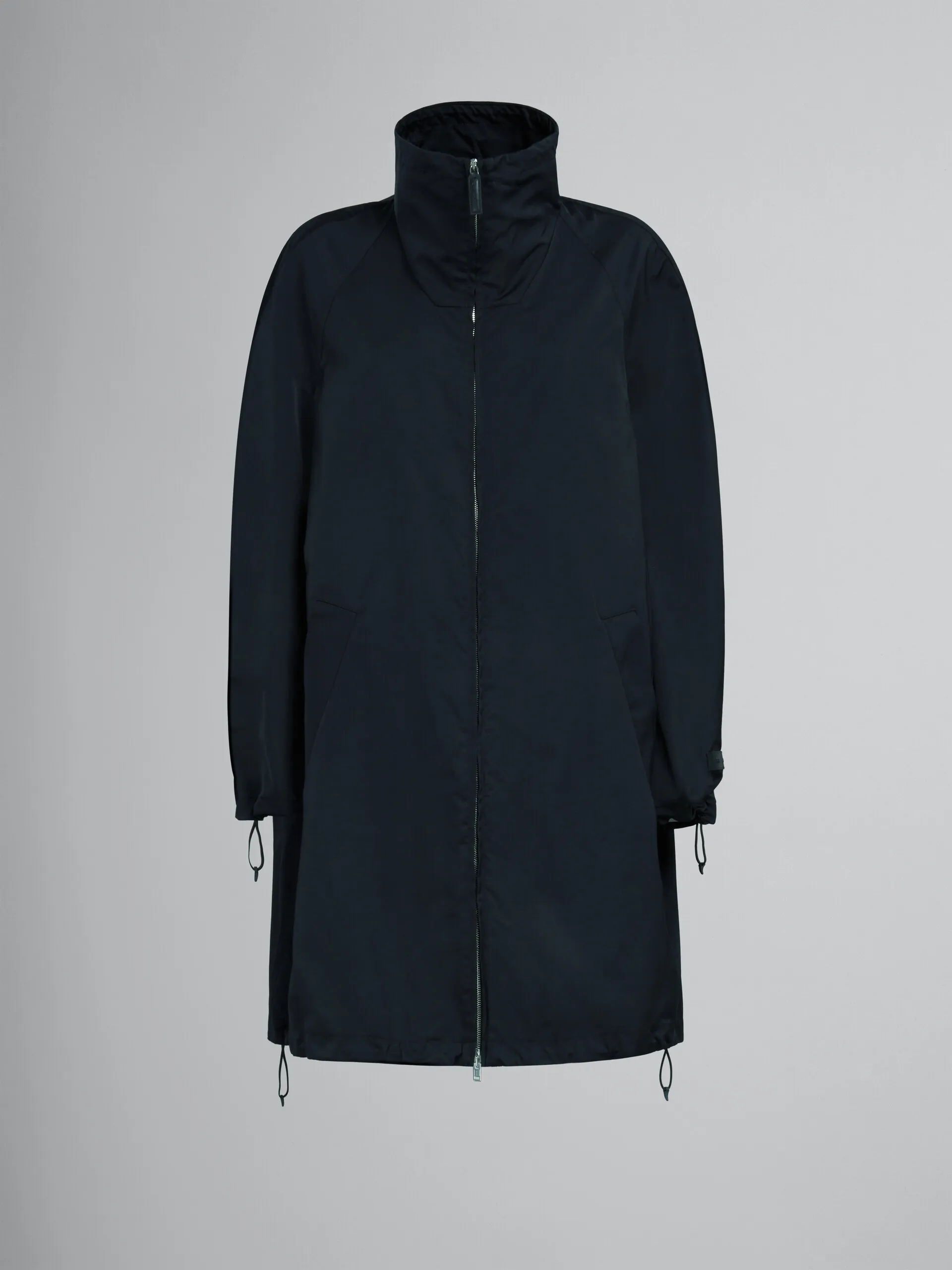 Parka in taffetà nero con schiena arricciata