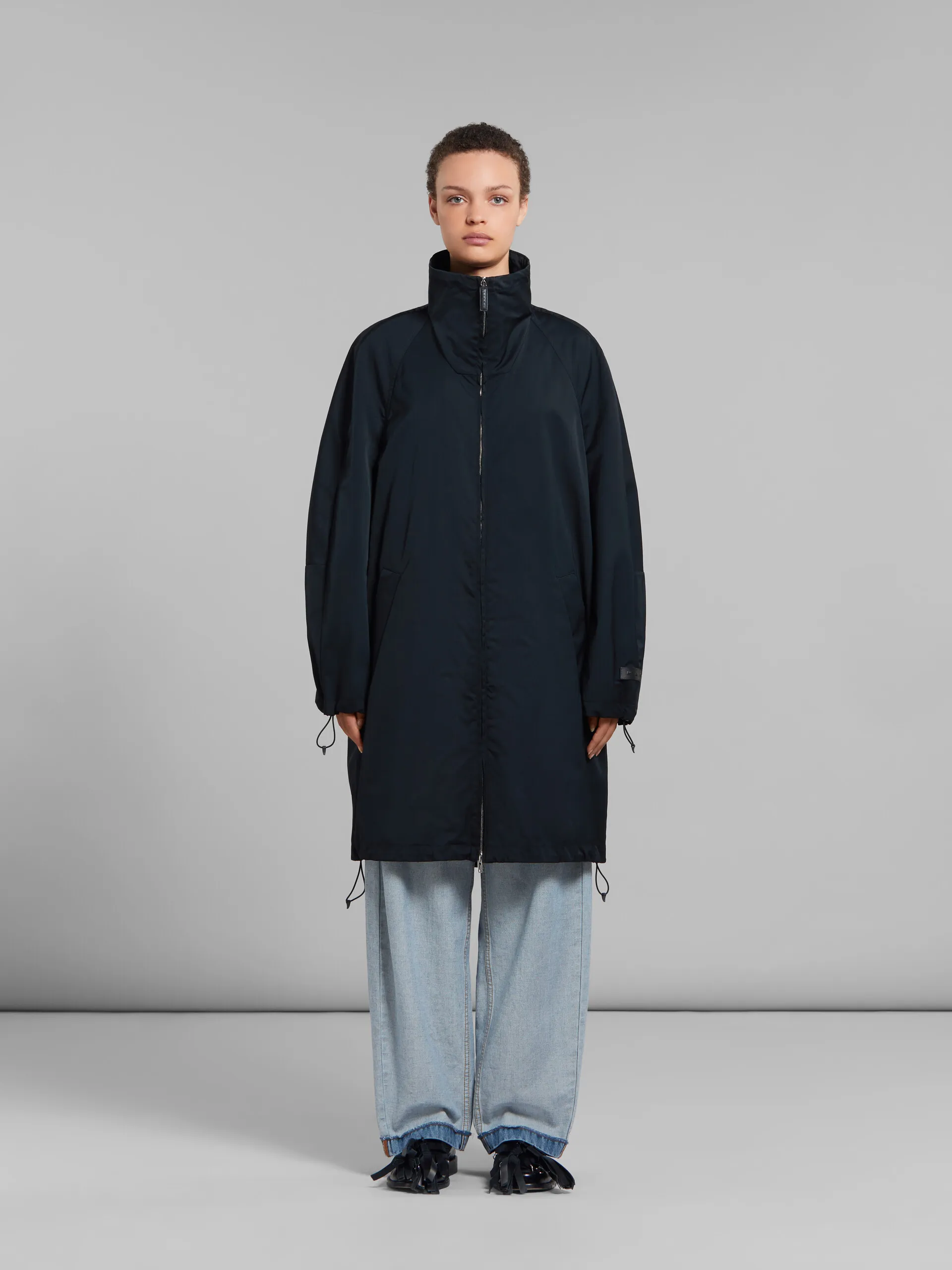 Parka in taffetà nero con schiena arricciata