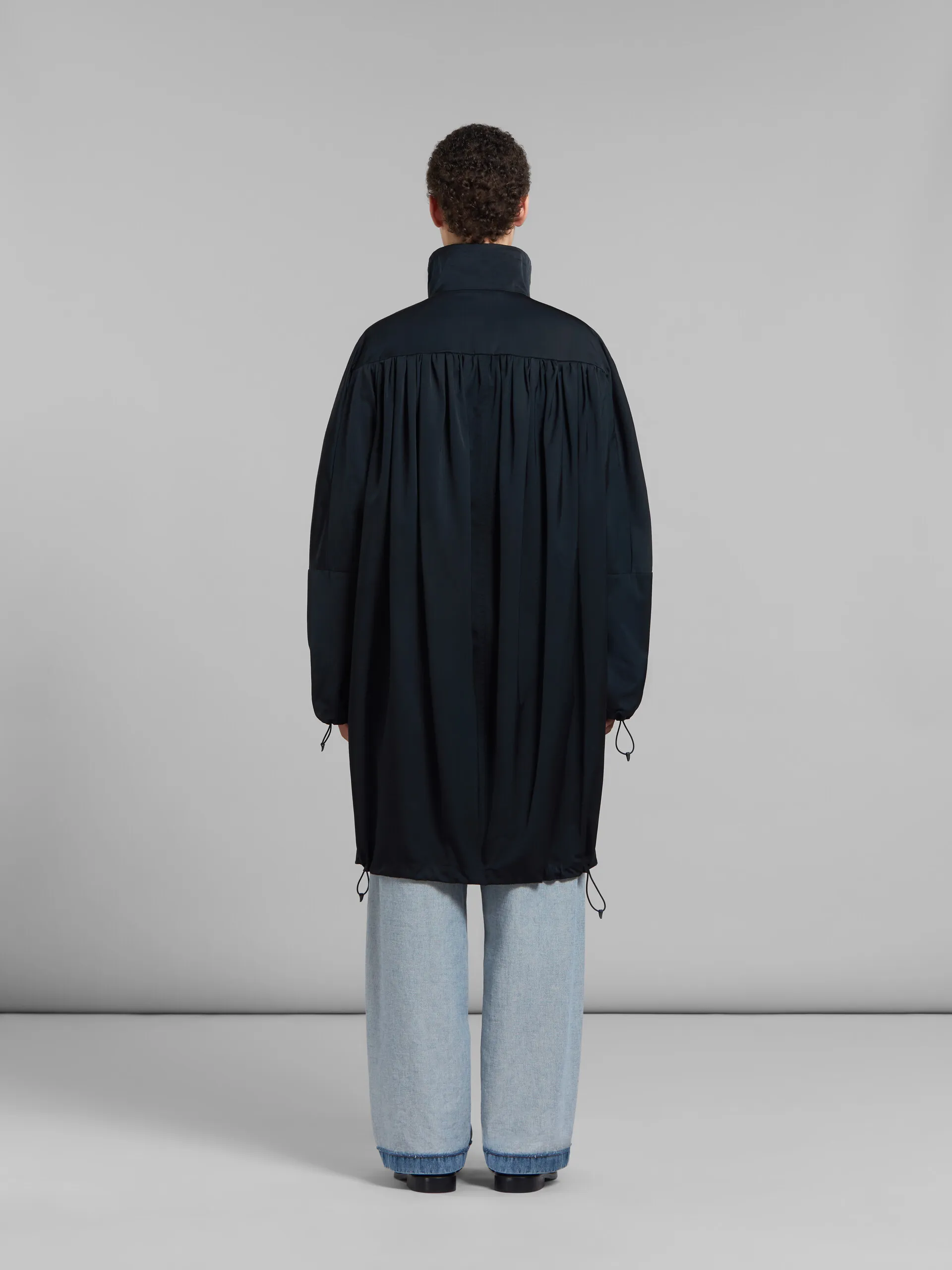 Parka in taffetà nero con schiena arricciata