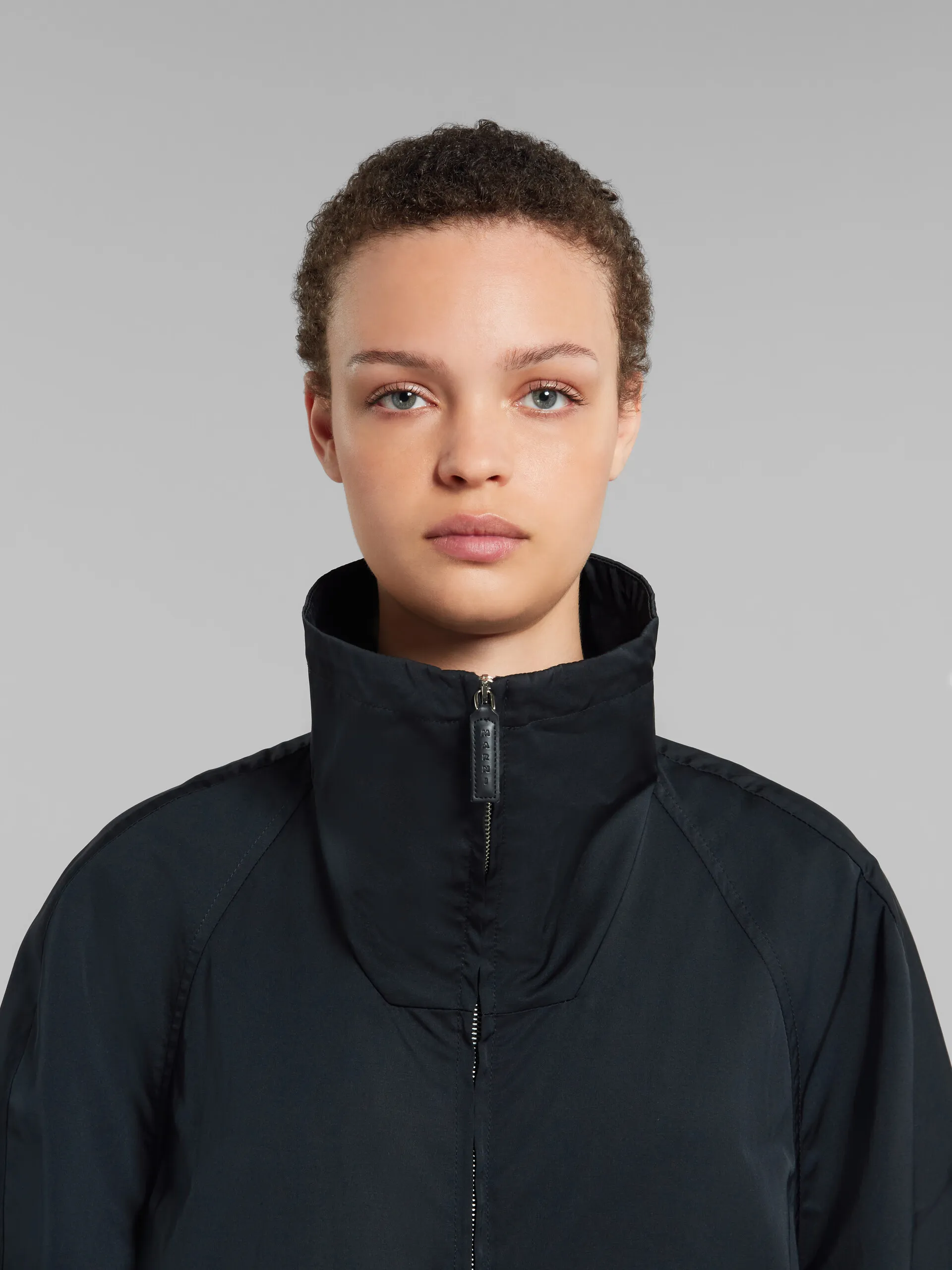 Parka in taffetà nero con schiena arricciata