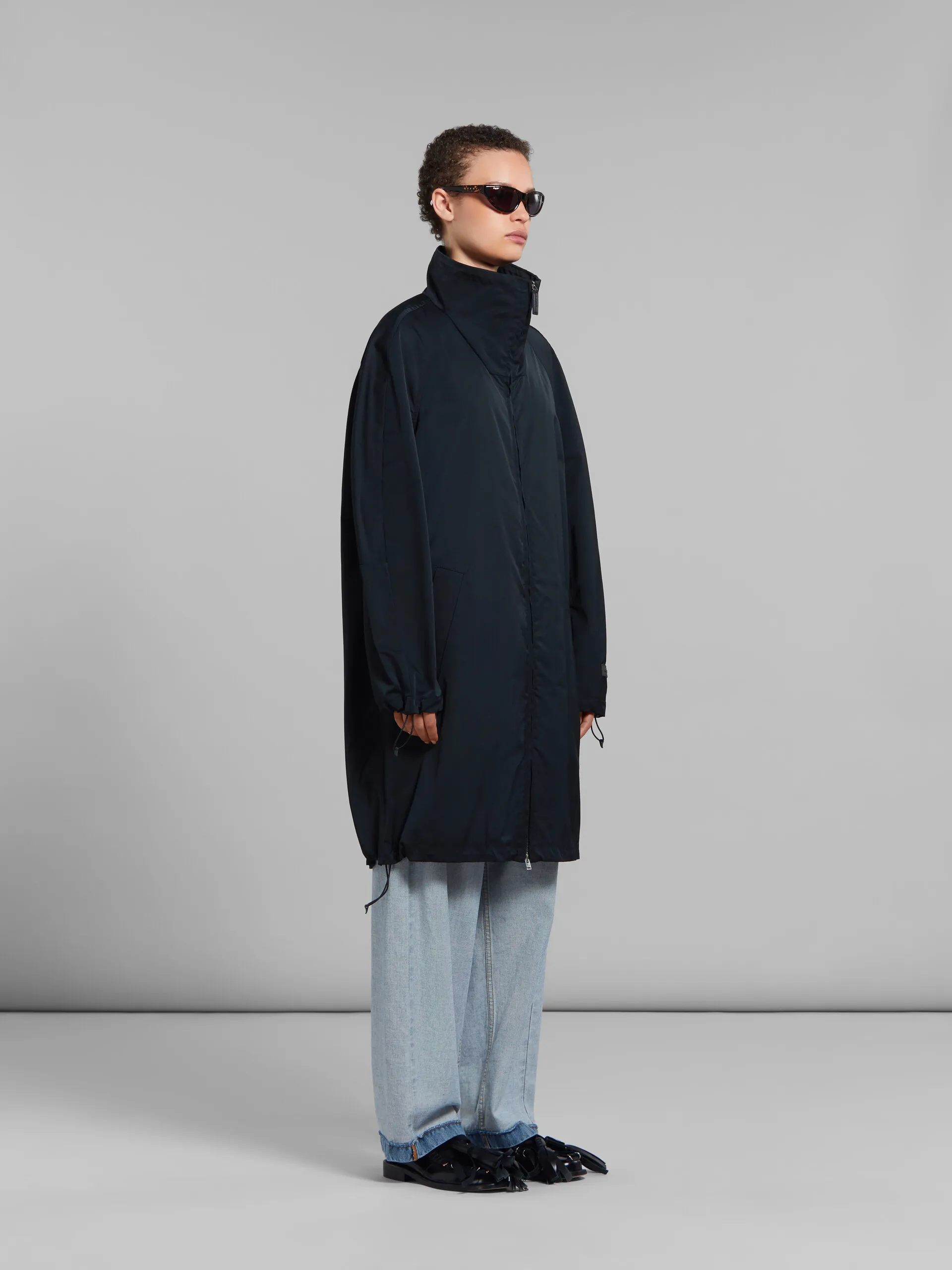 Parka in taffetà nero con schiena arricciata