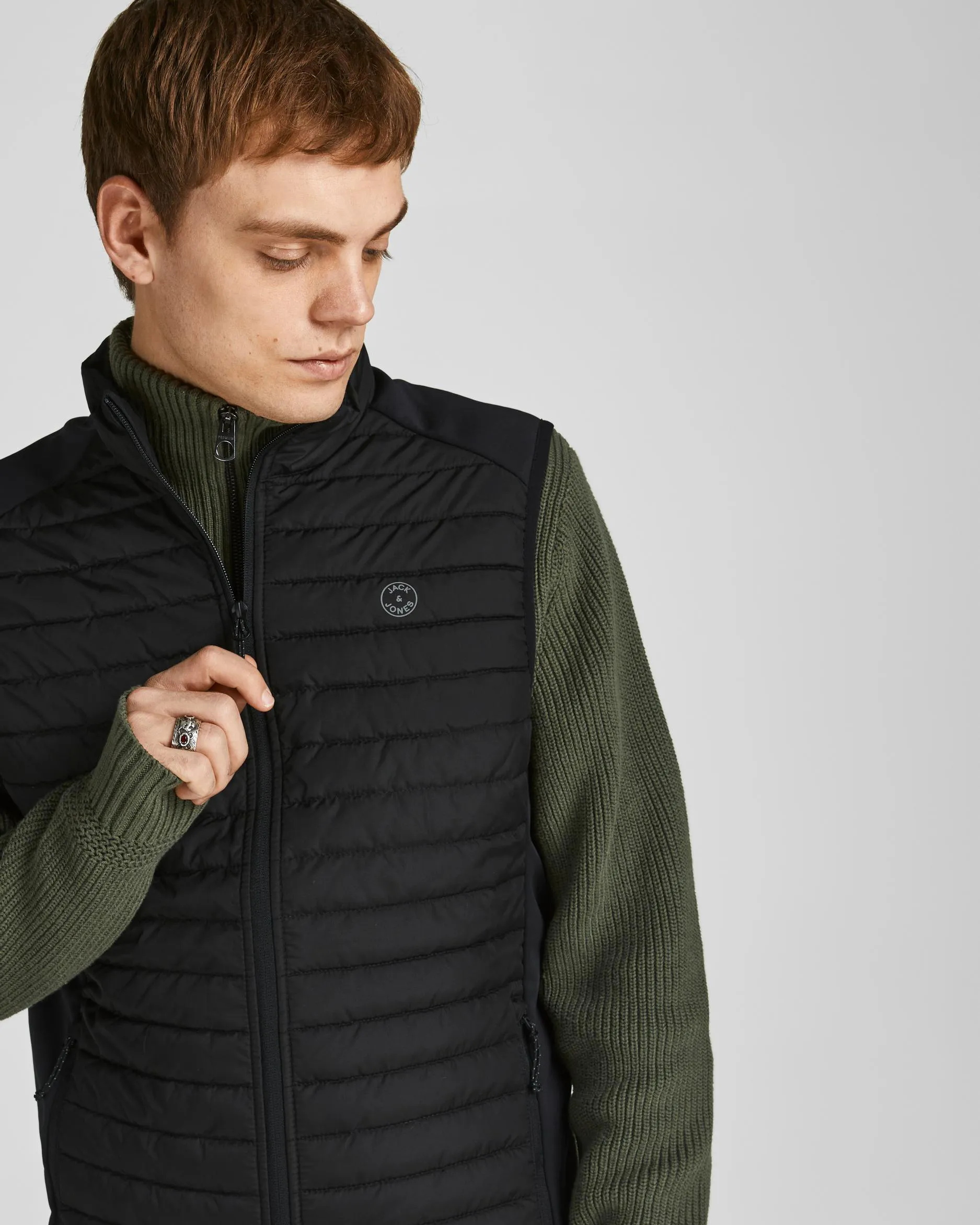 Piumino gilet nero con inserto su spalle e fianchi in tessuto stretch
