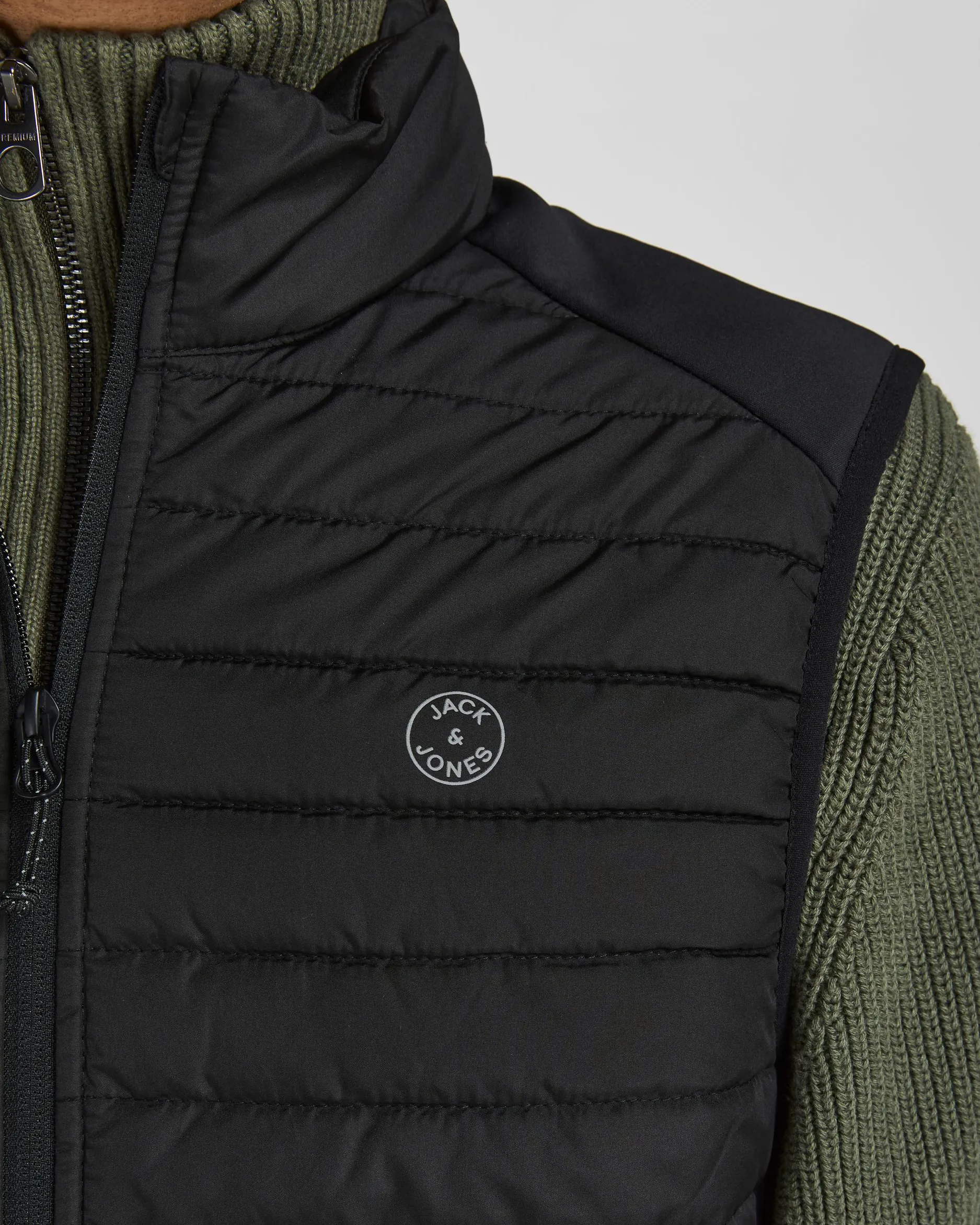 Piumino gilet nero con inserto su spalle e fianchi in tessuto stretch