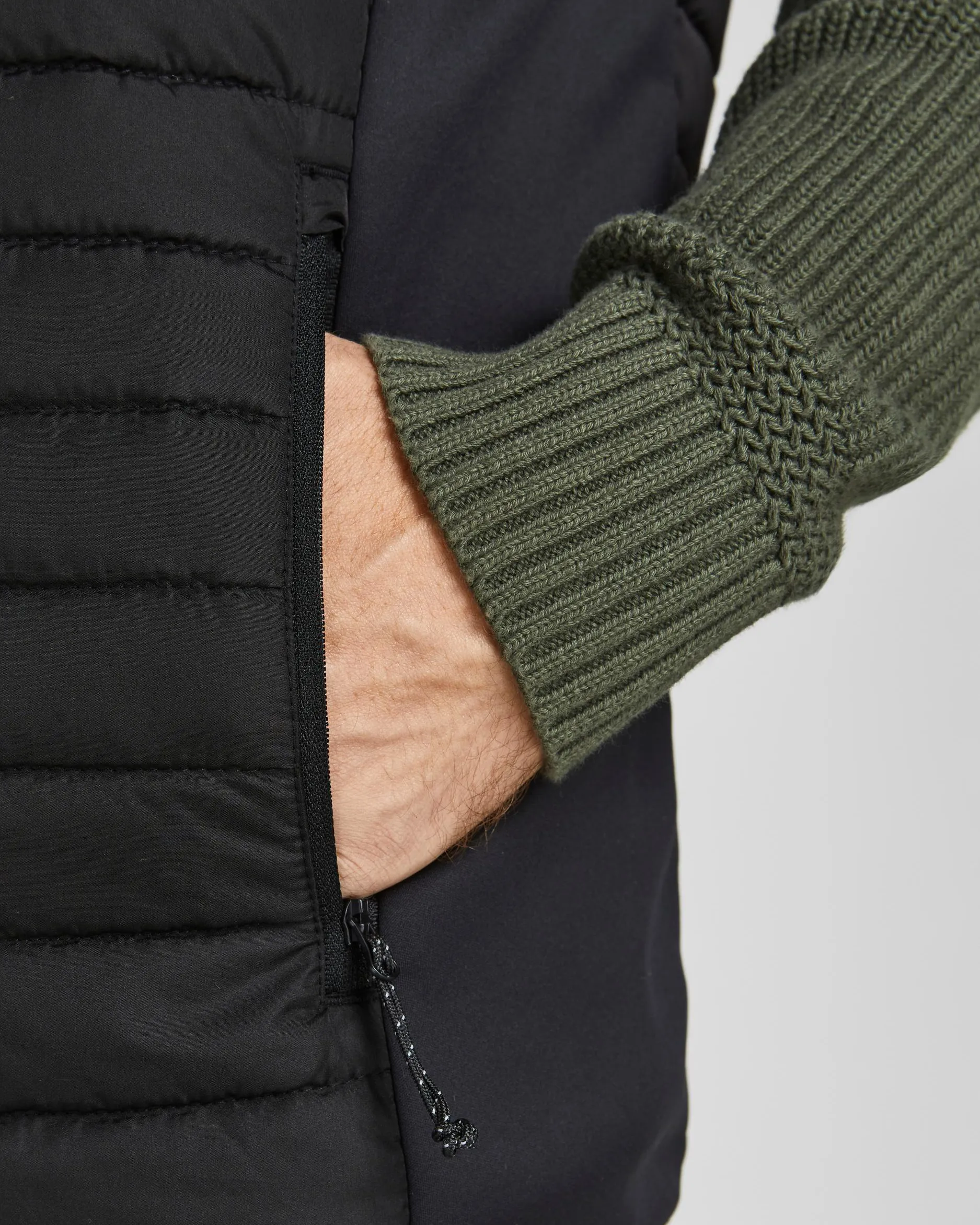 Piumino gilet nero con inserto su spalle e fianchi in tessuto stretch