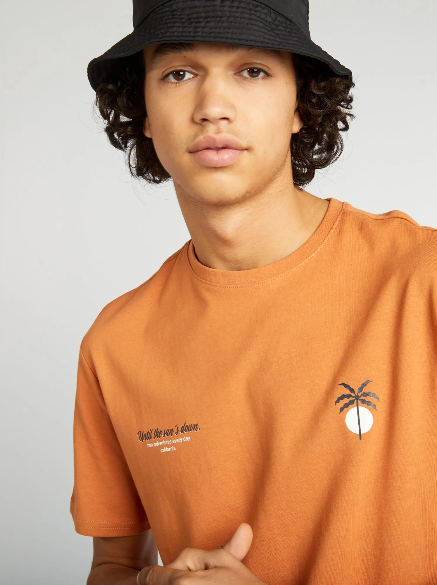 T-shirt a maniche corte con scritte - MARRONE