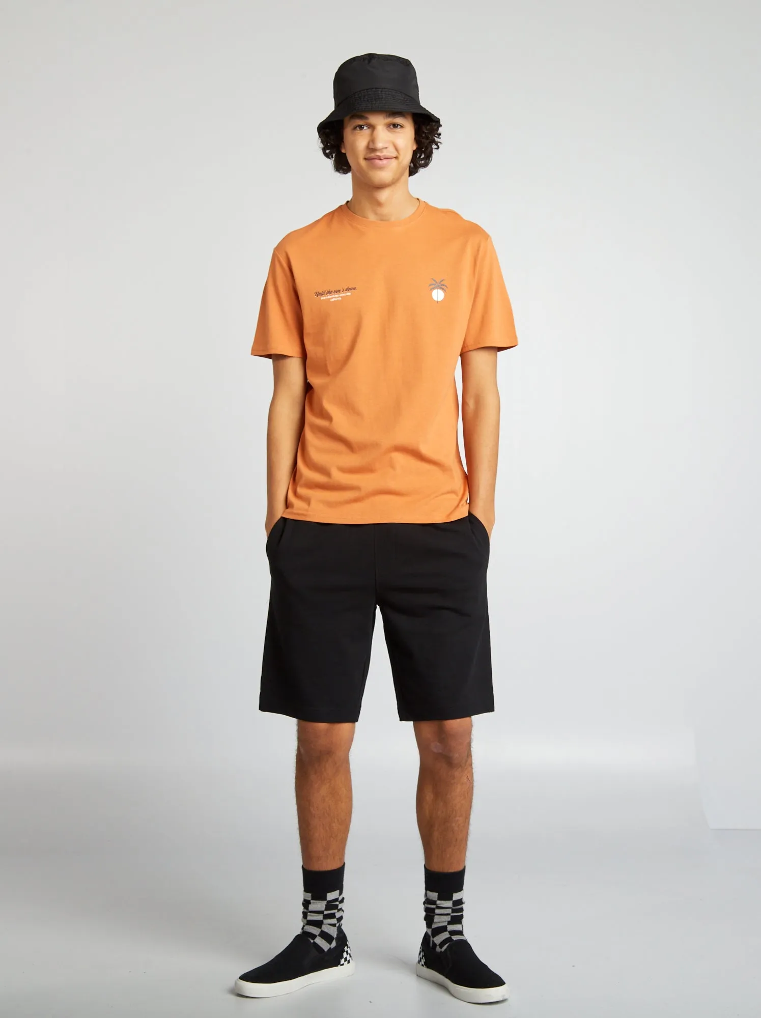 T-shirt a maniche corte con scritte - MARRONE