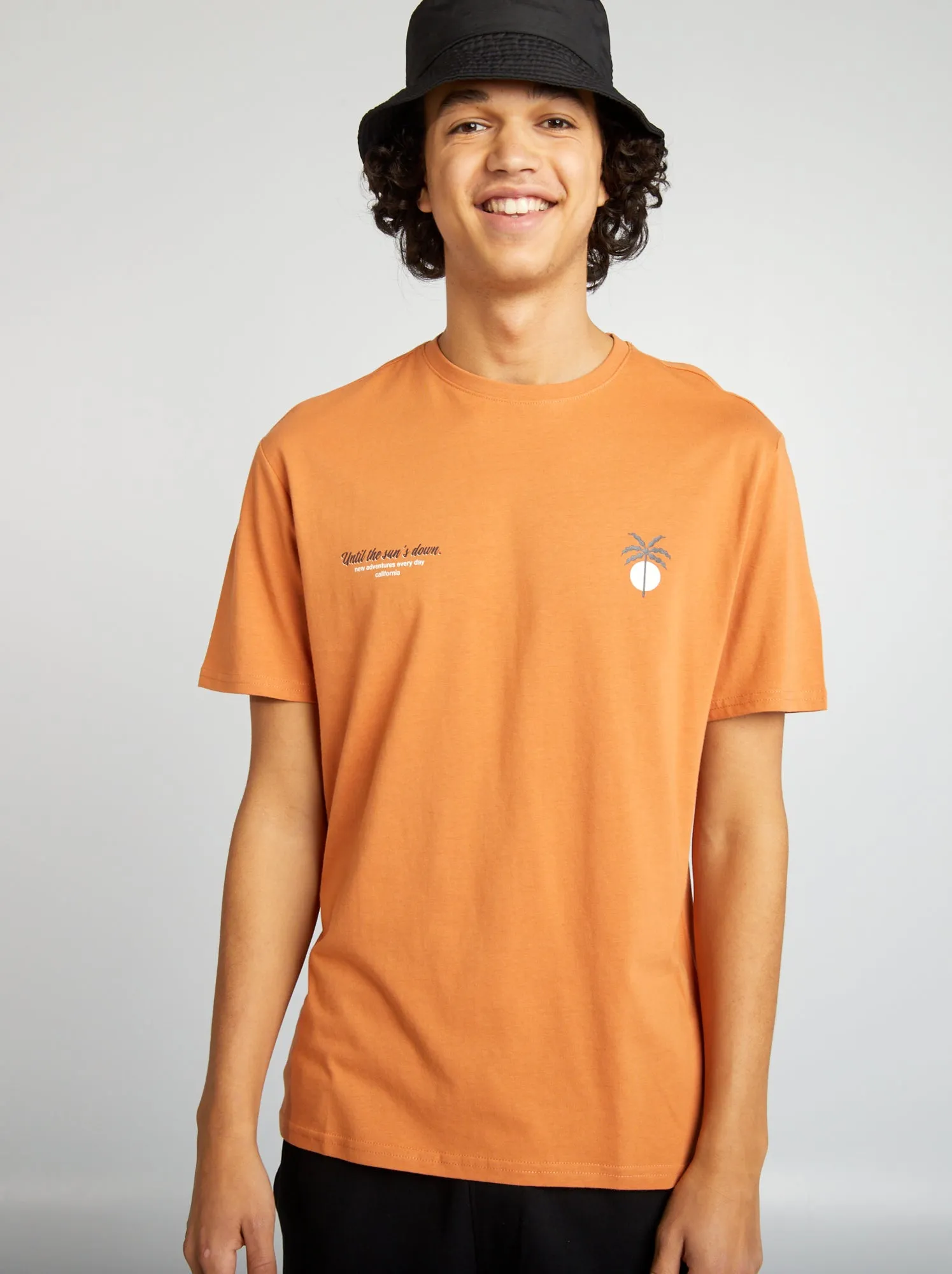 T-shirt a maniche corte con scritte - MARRONE